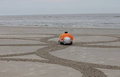 Beachbot je robotska kornjača koja obožava crtati po plažama