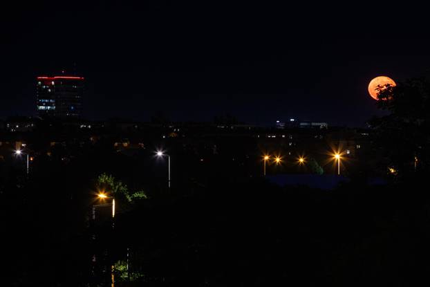 Cvjetni pun Mjesec iznad Zagreba