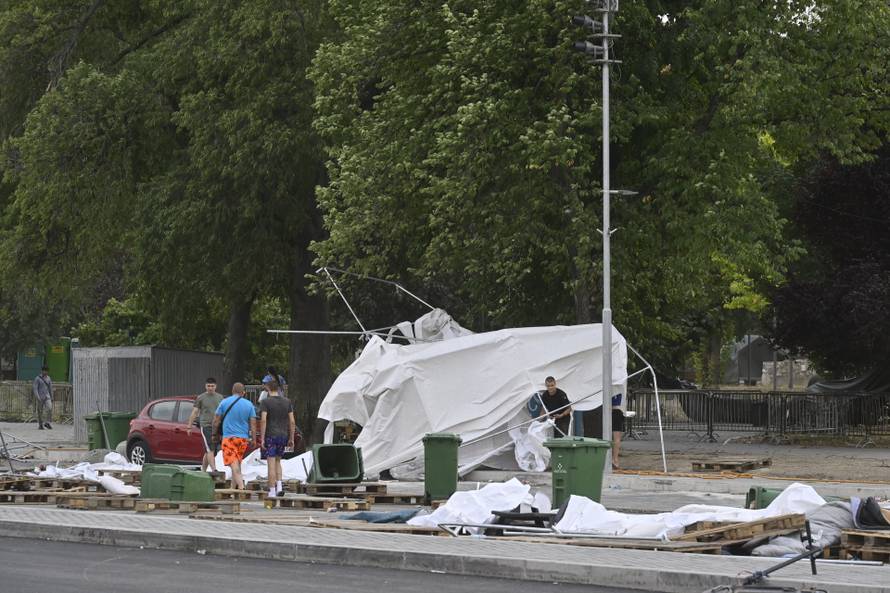 Beograd: Šatorsko naselje ispred Narodne skupštine Republike Srbije  se srušilo pod natelom jakog vjetra