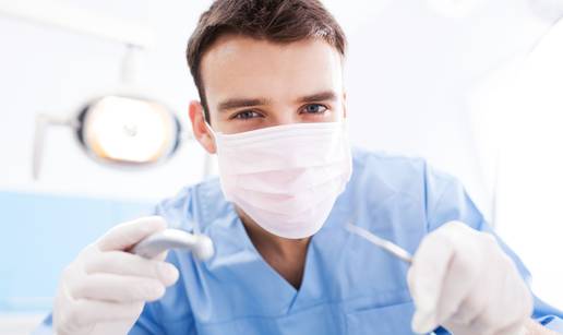 Stomatolog: &Scaron;est na&ccaron;ina na koje zubni plak mo&zcaron;e uni&scaron;titi osmijeh