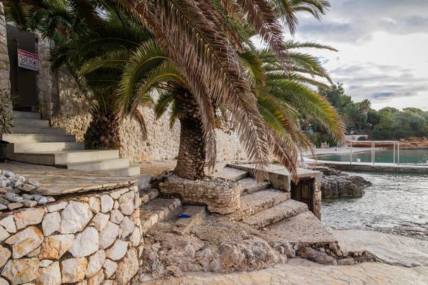 24sata: Palmižana: Reportaža o rušenju objekata Eduarda Tota Meneghella