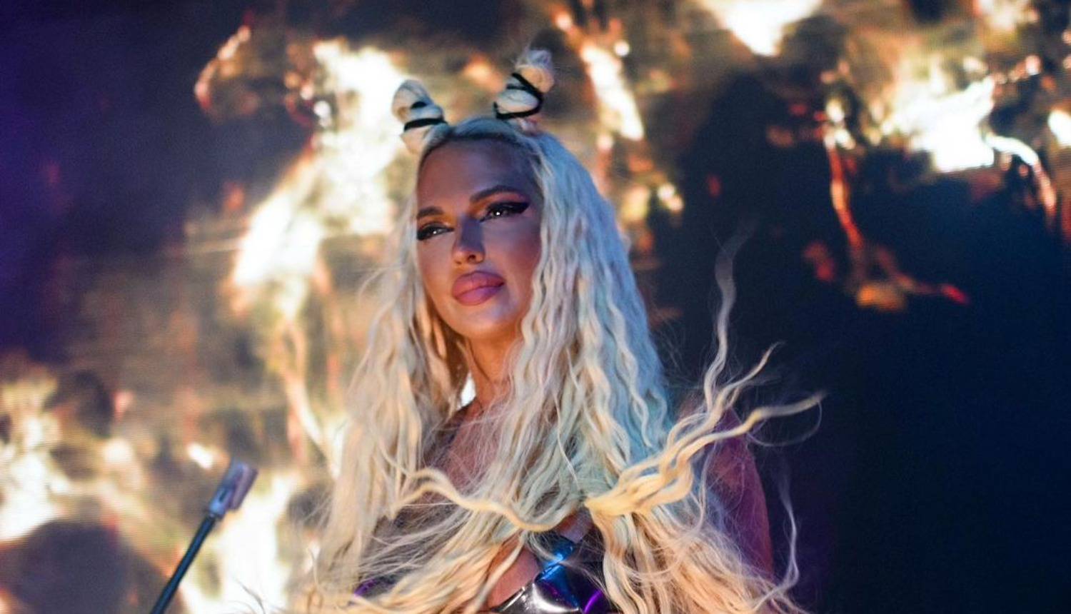 Jelena Karleuša se u potpuno prozirnom grudnjaku nazvala vragom: 'Tjera me na grijeh'