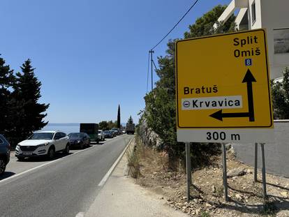 Krcata plaža u Baškoj Vodi, ogromna kolona do Makarske