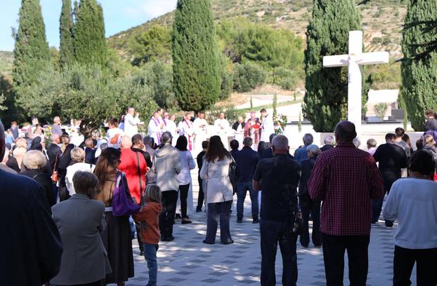 Šibenik: Na blagdan Svih svetih misno slavlje predvodio je mons. Tomislav Rogi?