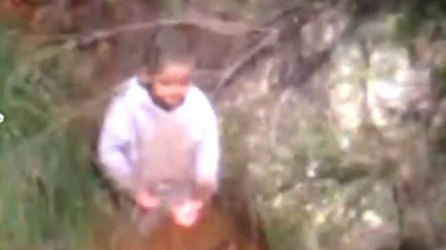 Pogledajte video: Dječak (3) se izgubio u divljini, pronašli su ga nakon tri dana u potoku: 'Živ je'
