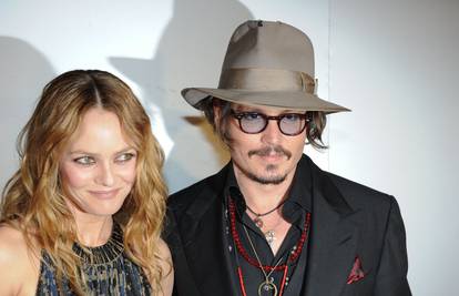 Opet su skupa: Johhny Depp i Vanessa često se drže za ruke