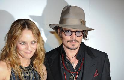 Prekid joj teško pao: Vanessa Paradis traži Deppovu kopiju