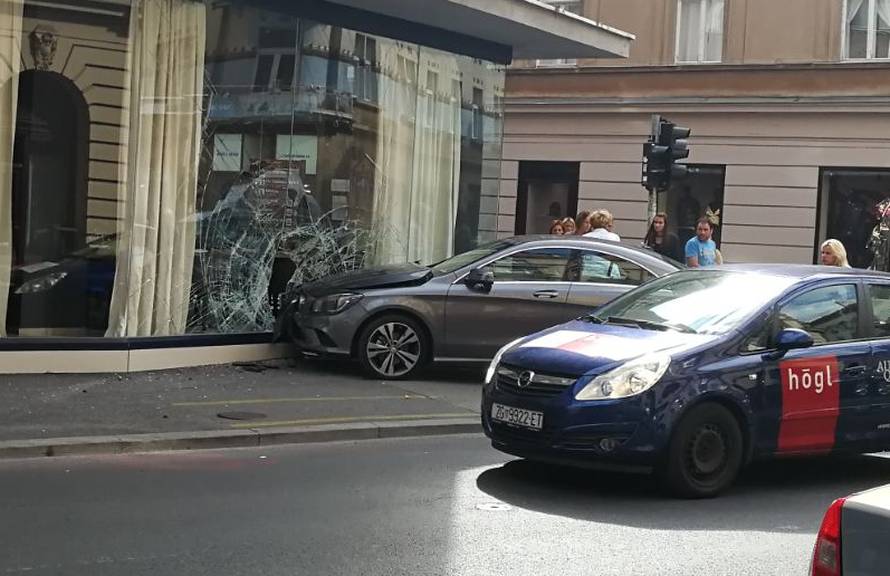 Autom u izlog: 'Pokosila bi me da sam krenula sekundu ranije'