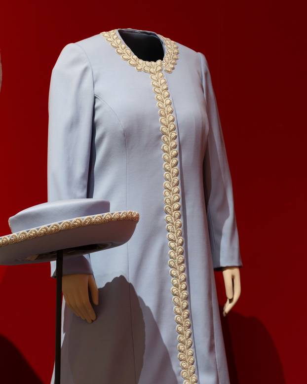 FOTO Bila je prepoznatljiva u jarkim bojama: Izložene su najljepše haljine Elizabete II.