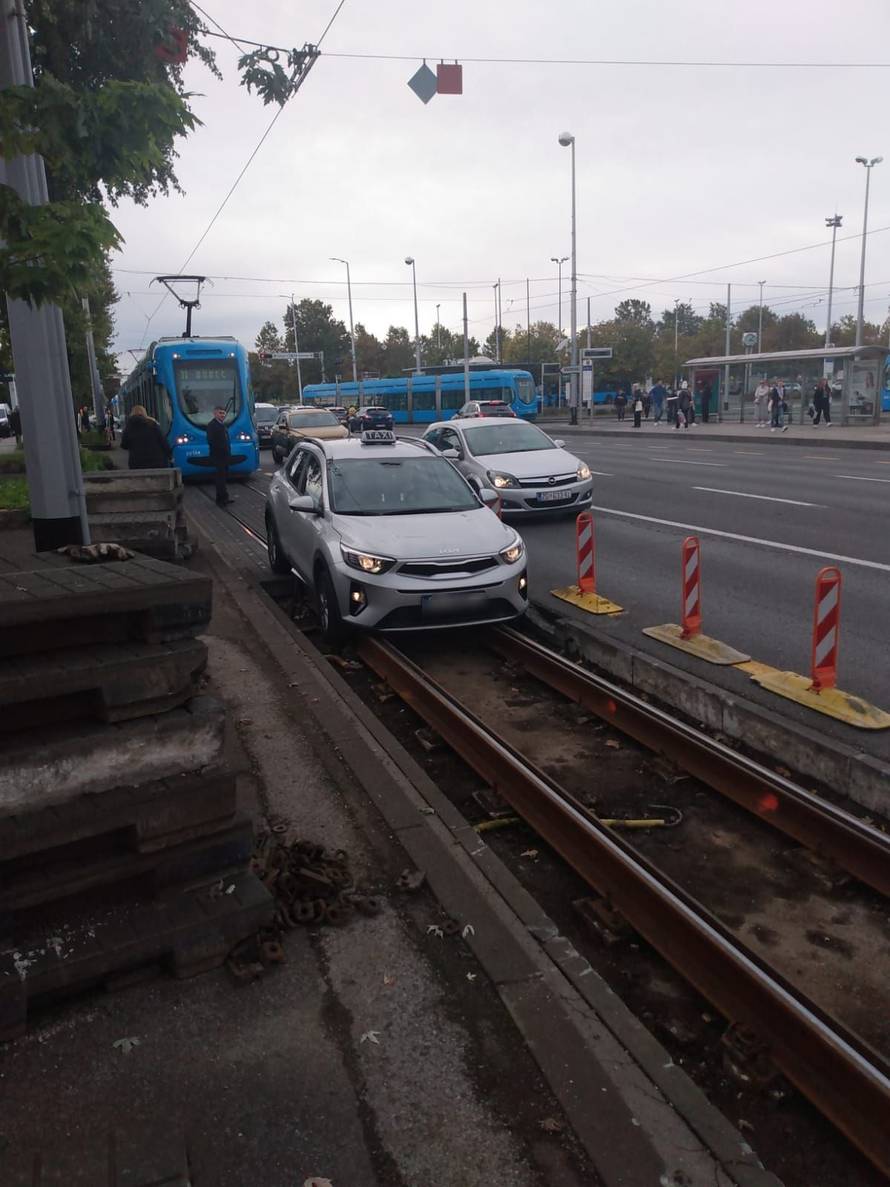 VIDEO Kaos u Zagrebu: Jedan taksi zapeo među šinama na Branimirovoj, a drugi u Dubravi