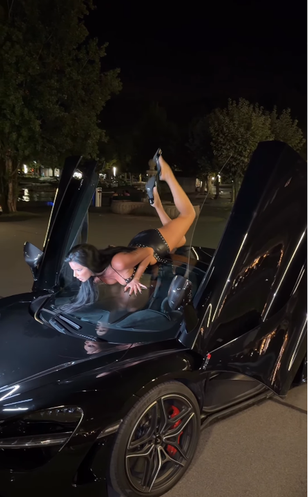FOTO Knoll se skinula pa legla na skupi automobil i digla noge