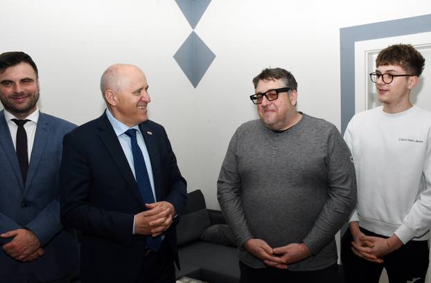 Petrinja: Ministar Bačić obišao tri obitelji koijim su izgrađene zamjenske kuće