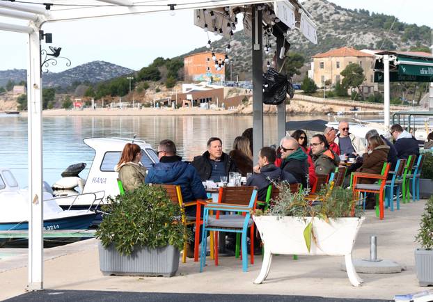 Šibenik: Nakon kiše i bure Šibenčani iskoristili sunčan dan za šetnju uz more i kavu prije ručka