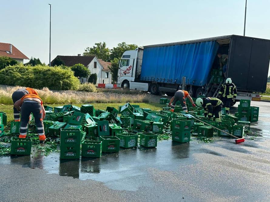 Prevrnula se prikolica kamiona s gajbama piva: 'Sve se rasulo'