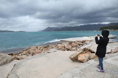Olujno nevrijeme potpuno uništilo dubrovaèku plažu