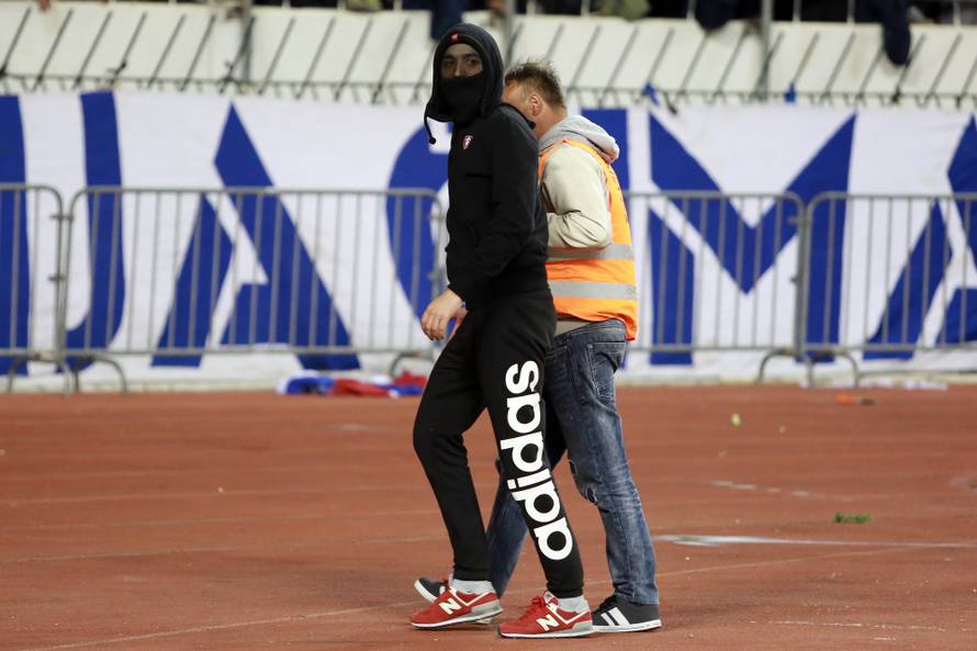 Huligan koji je uletio sa šipkom u teren dobio 15 dana pritvora!