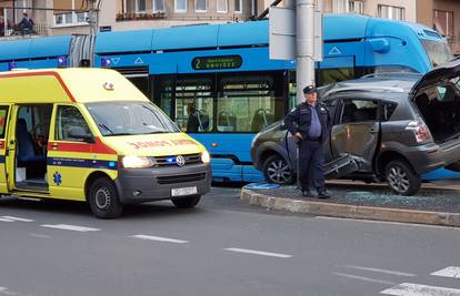 Tramvaj zgnječio auto uz stup, Putnici: Radilo se o sekundama