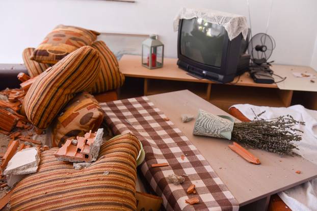 Garešnica: Kamion sletio s ceste i zabio se u obiteljsku kuću, postoji opasnost od urušavanja