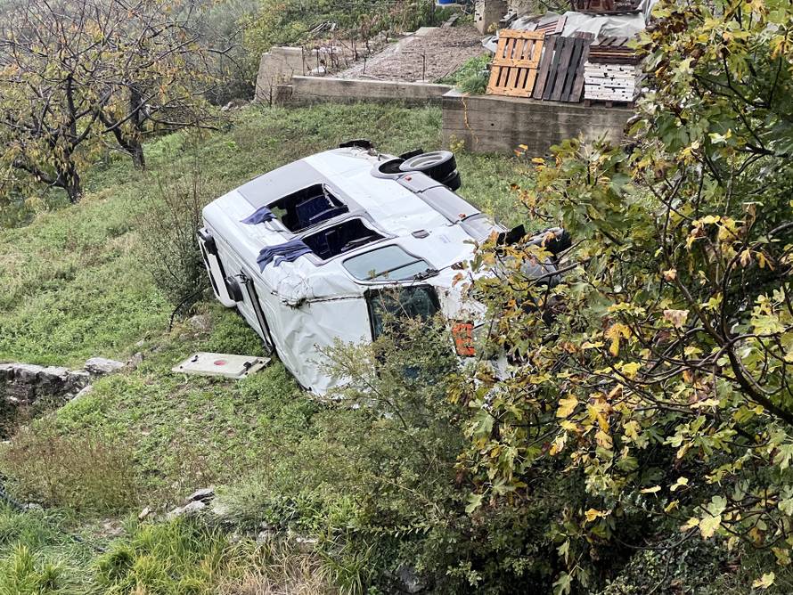 Gornje Sitno: Školski kombi sletio s ceste kod Splita, djeca prevezena u bolnicu