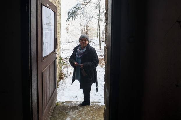 Škola u Željeznom Žumberačkom odavno se ne koristi, ali danas je otvorena zbog izbora