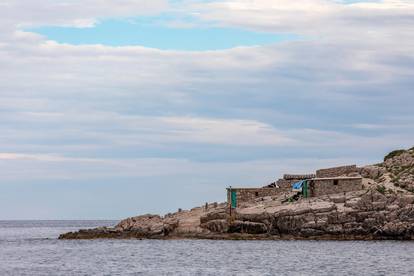 Prekrasna plaža u podnožju srednjovjekovnog gradića Brseča