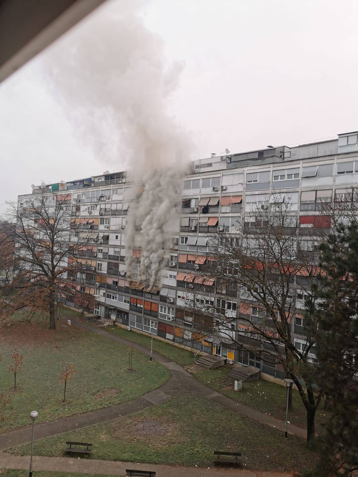 Požar u stanu u Zapruđu: Ljudi su u panici napuštali zgradu, dvoje ih se nagutalo dima...