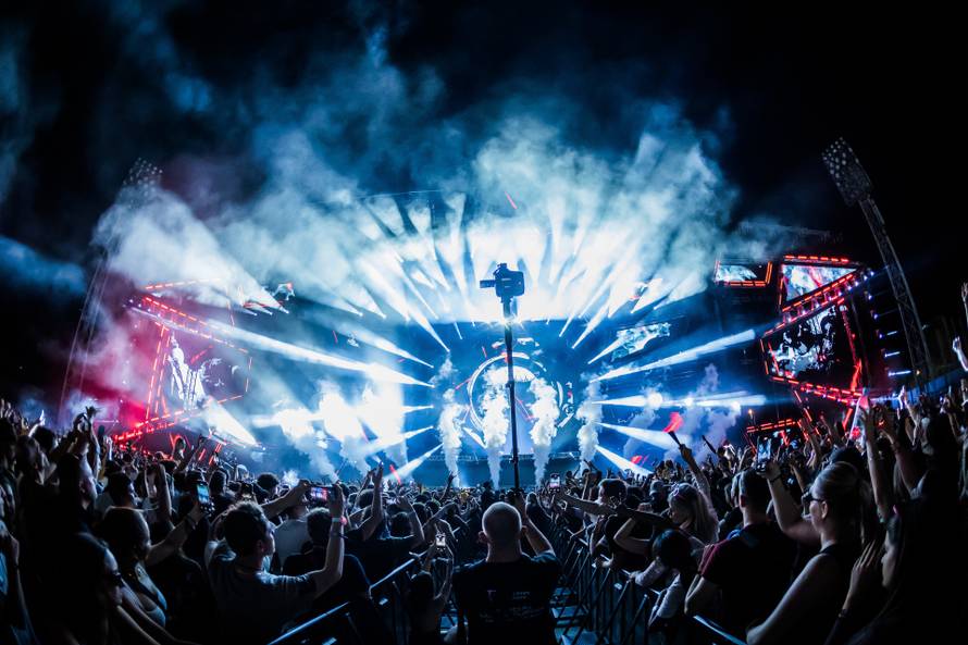Split - DJ-a Armin van Bjuren. 