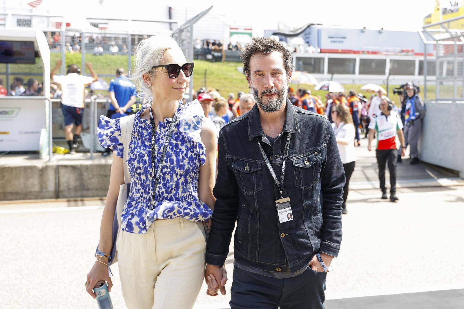 MotoGP Sachsenring: Keanu Reeves s djevojkom na motoutrci