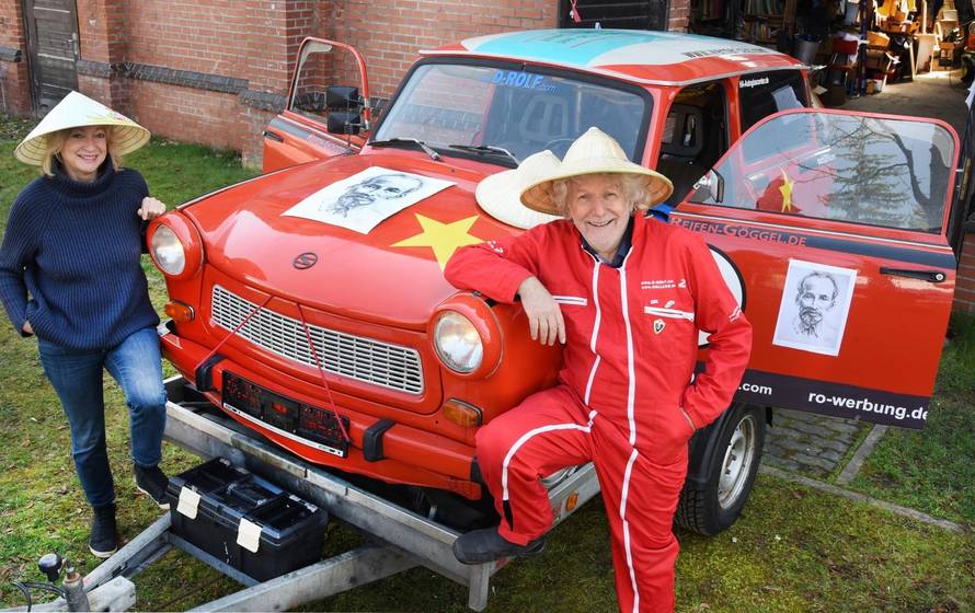 Drehorgel-Rolf prepares trip to Vietnam with Trabi