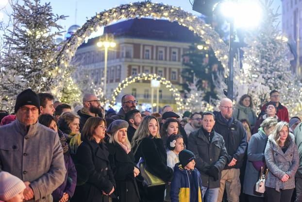Zagreb: Paljenje prve adventske svijeće