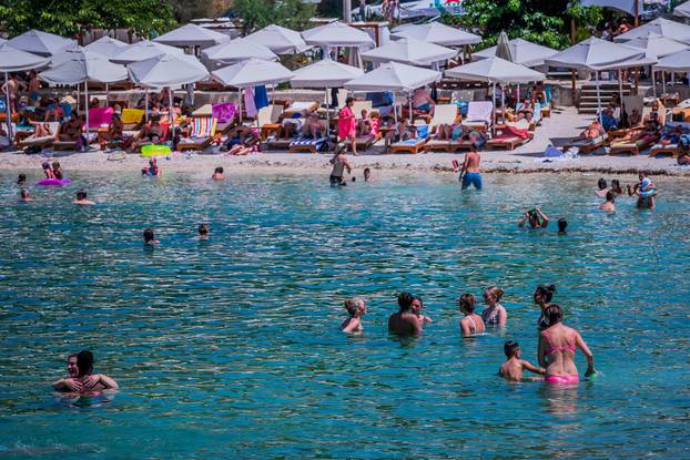 Gužva na splitskoj plaži Kasjuni podno Marjana