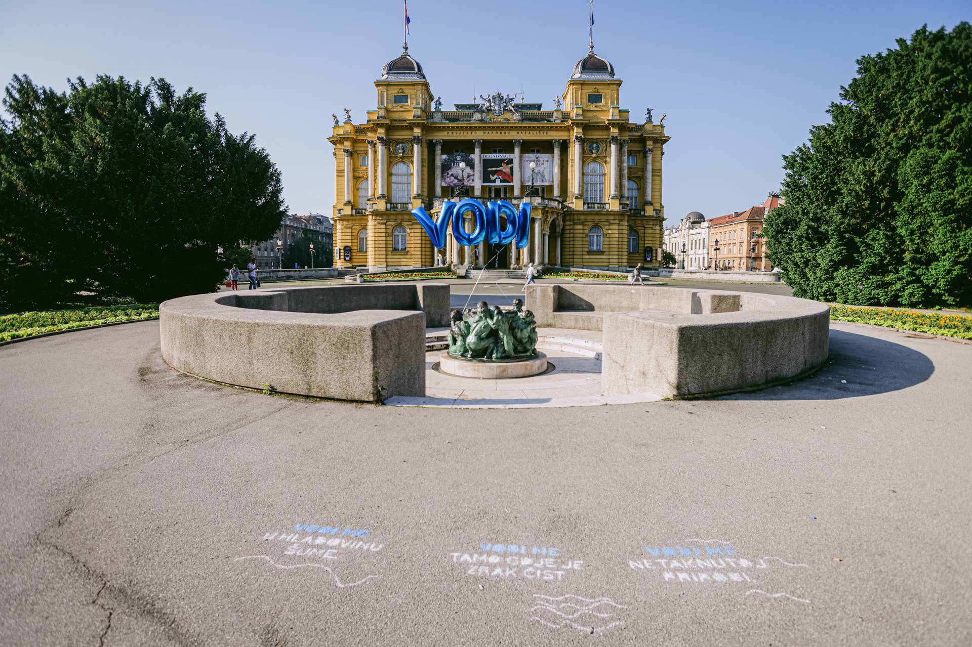 U pet hrvatskih gradova preko noći osvanuli intrigantni grafiti na pločniku i mega baloni