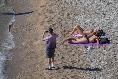 Fotogalerija s hrvatskih plaža: Diljem obale i dalje se kupaju