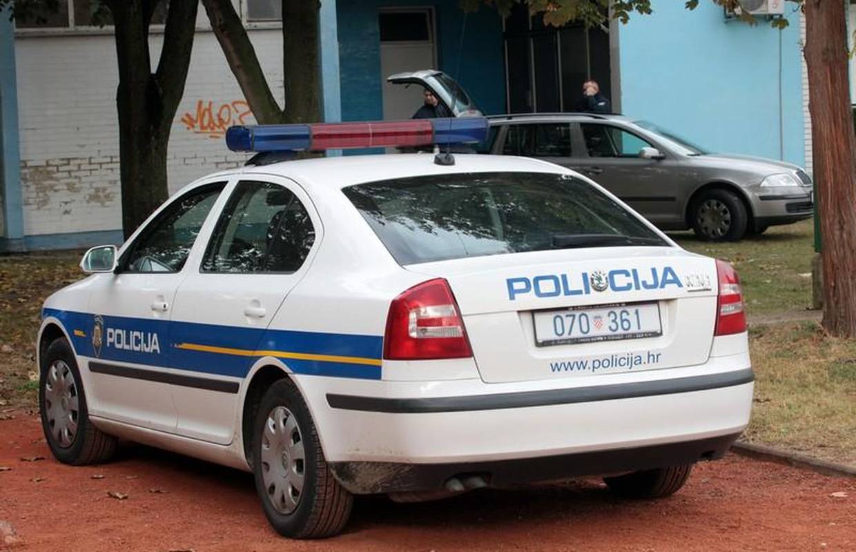 Tražili staricu čašu vode i ukrali joj novac iz ormara
