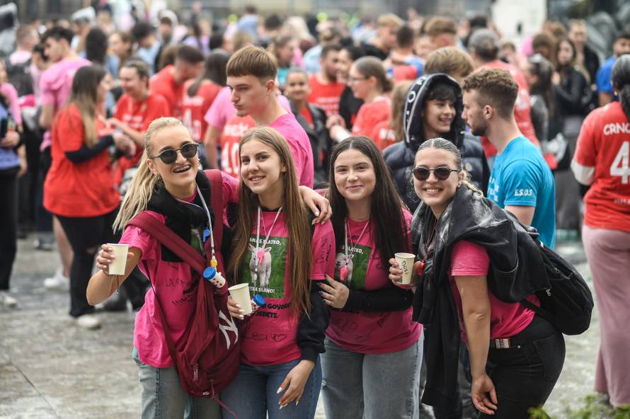 Zagreb: Maturanti se okupili na Trgu bana Jelačića i krenuli prema Bundeku