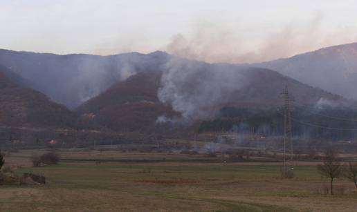 Netko je zapalio granje pa su gasitelji  gasili požar do ponoći