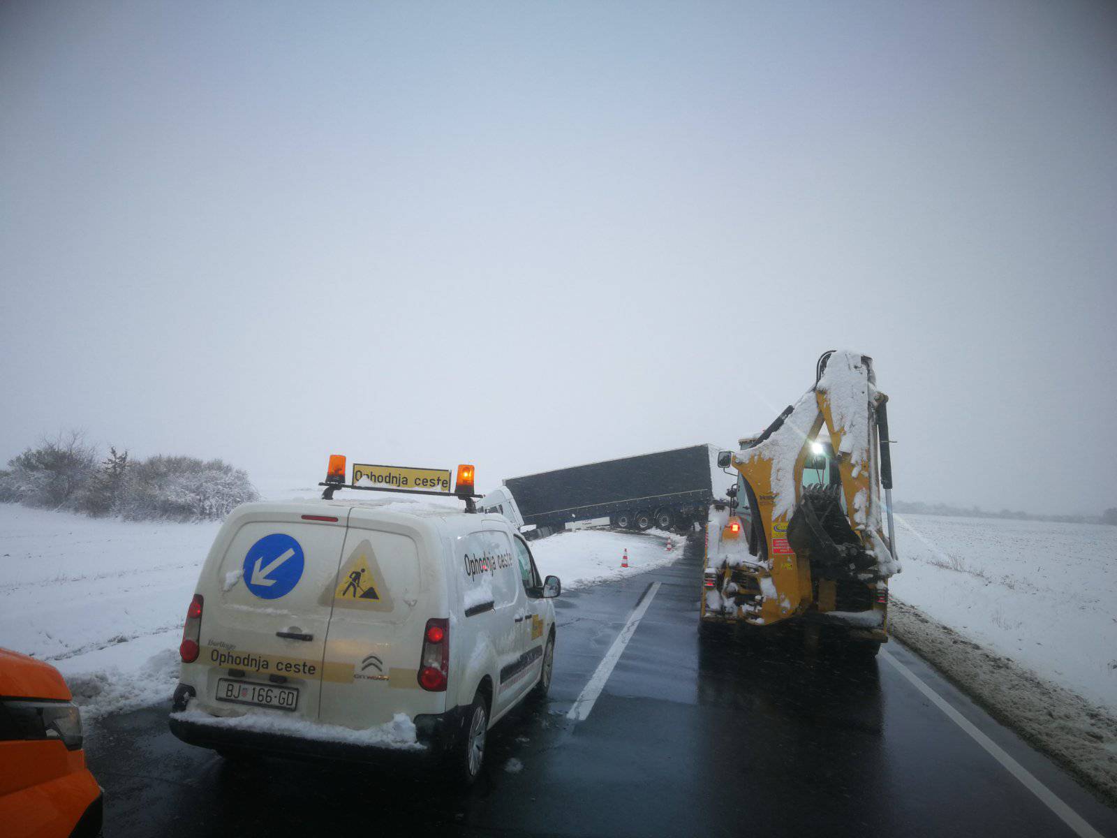 Šleper blizu Virovitice zbog prevelike brzine završio u jarku