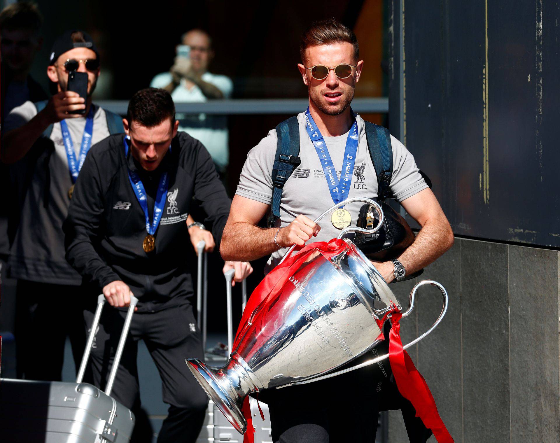 Šampion Liverpool došao kući, spektakularna parada u gradu