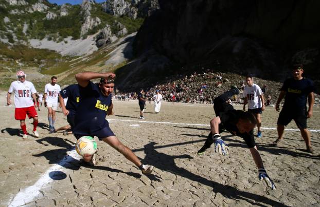 ARHIVA: Utakmica na dnu isušenog Modrog jezera koje danas doseže rekordan vodostaj