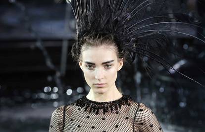 Svijet Louis Vuittona u crnom: Zabavljačice nose perjanice