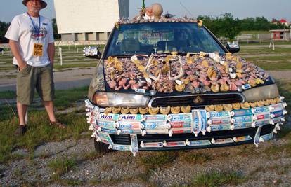 ChewBaru: Auto ukrasio zubalima i tubama pasti za zube