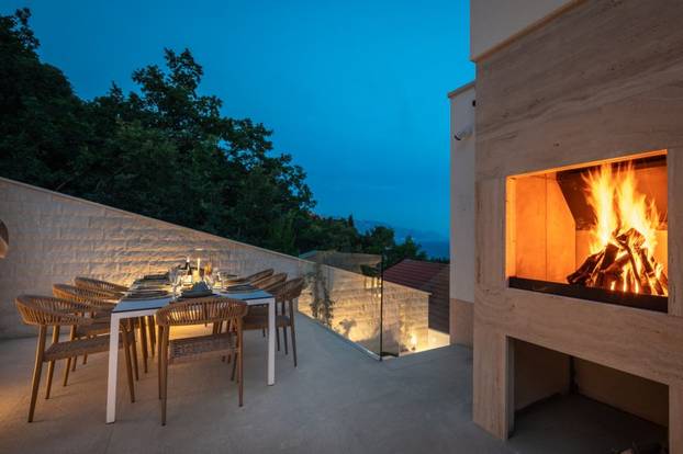 Bazen, sauna, teretana i dvije plaže na 'par koraka' - evo što sve nudi raskošna vila u Omišu