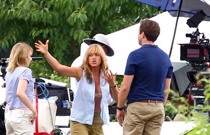 Aniston kroz košulju provirio čipkasti grudnjak na setu filma