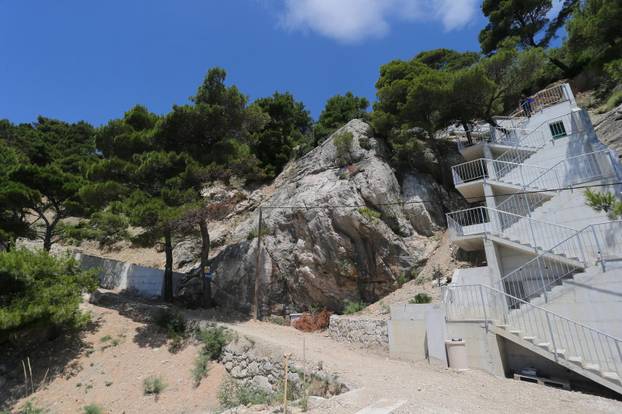 Marušići: Privatnici zagradili put mještanima i izgradili betonski put do plaže