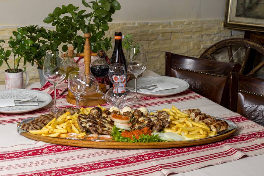 Hrana koja spaja generacije: Druženja, smijeh i zalogaji za pamćenje