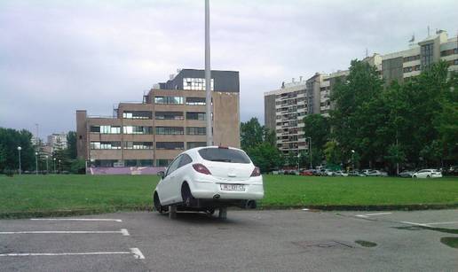 Lopovi Corsu postavili na cigle pa nestali sa sva četiri kotača