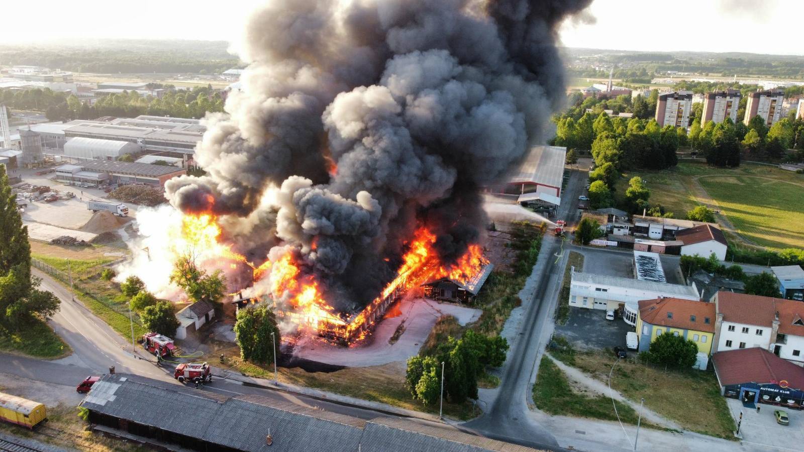 VIDEO Detalji požara u Čakovcu: Izgorjele barake, tri vatrogasca zatražila su liječničku pomoć
