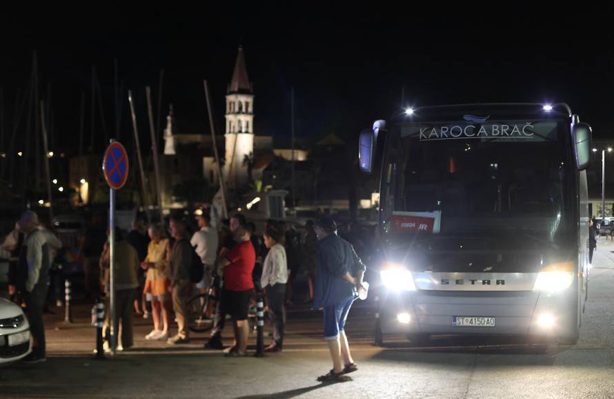 Milna: Zbog požara turisti proveli noć na rivi