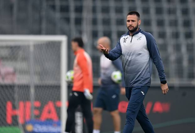 Zagrijavanje nogometaša uoči početka utakmice Midtjyllanda i Rijeke u play-offu za ulazak u UEFA Konferencijsku ligu