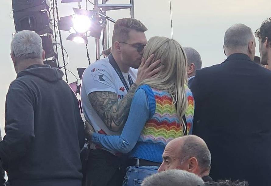 Najslađi poljubac na Stradunu! Naš vaterpolist probijao se kroz gužvu kako bi došao do cure...